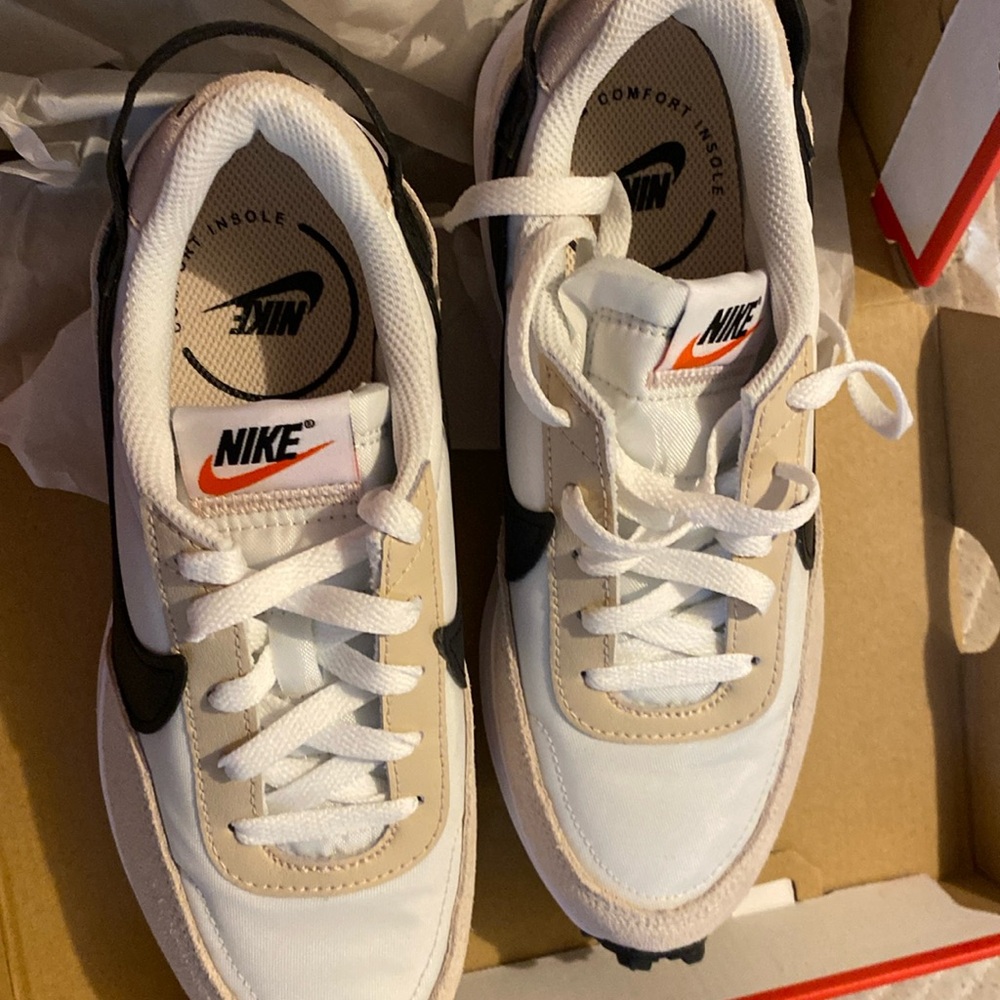 Brand new never wore women’s Nike waffle debut